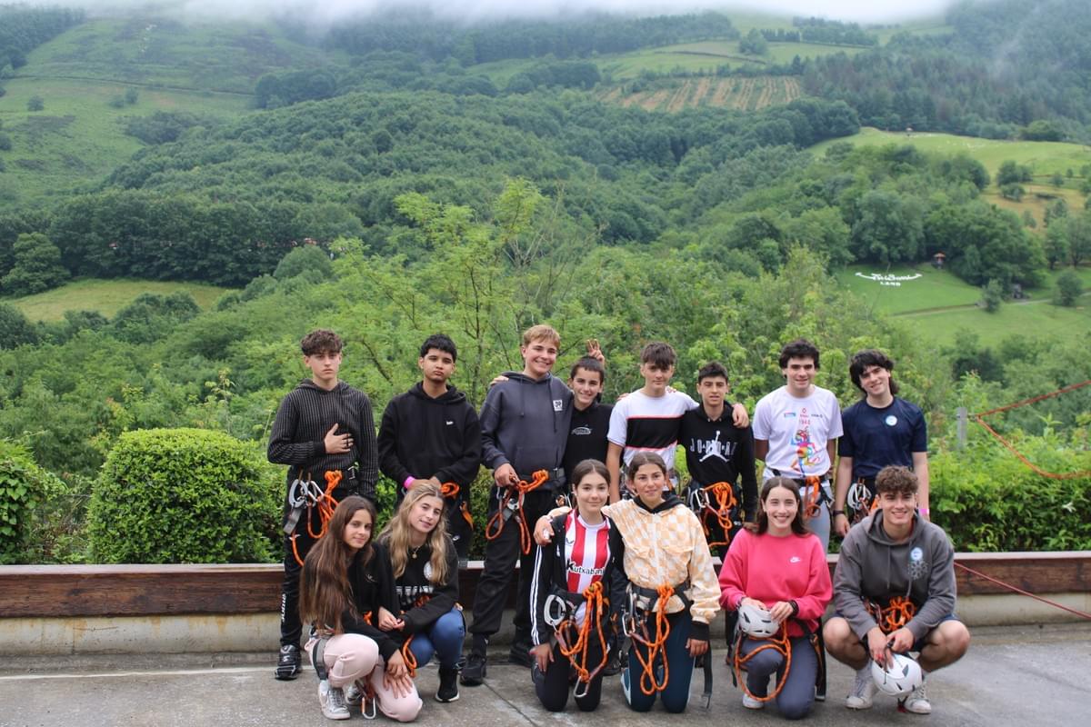 Participate in projects that make the difference in your community and contribute to the common good. Solidarity Actions What do we do Hirugazte is the area of young people of Hirukide, aimed at people between 15 and 25 years old. It is your community within Hirukide, a space designed for you to train, share your concerns and experiences with other people in your environment, and participate in solidarity actions.