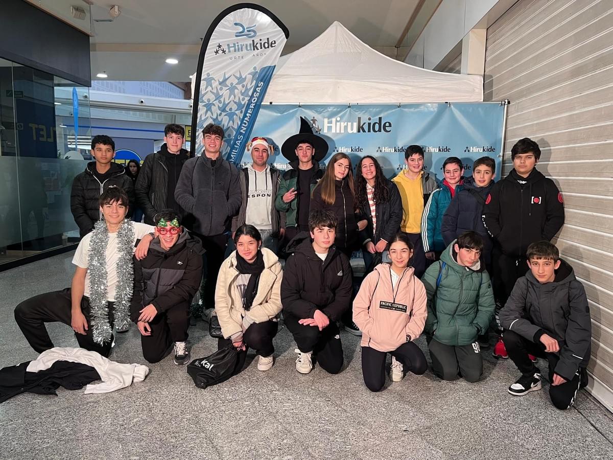 Participate in projects that make the difference in your community and contribute to the common good. Solidarity Actions What do we do Hirugazte is the area of young people of Hirukide, aimed at people between 15 and 25 years old. It is your community within Hirukide, a space designed for you to train, share your concerns and experiences with other people in your environment, and participate in solidarity actions.