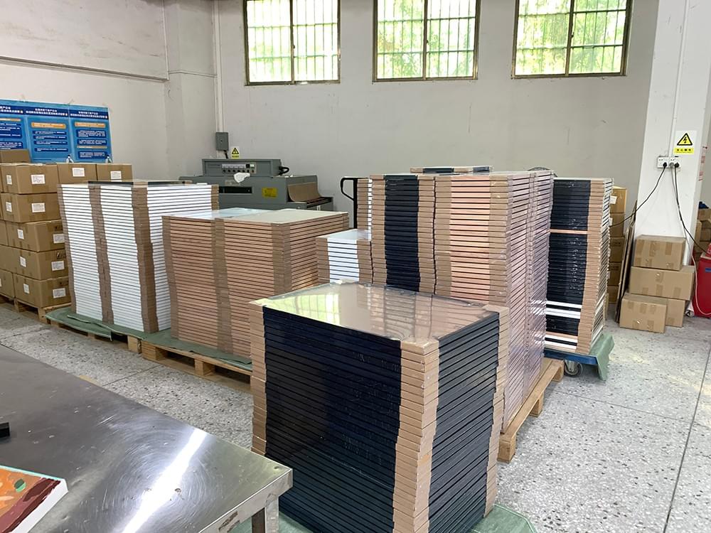 Bulk natural and black wood picture frames organized for wholesale orders Bulk natural and black wood picture frames organized for wholesale orders