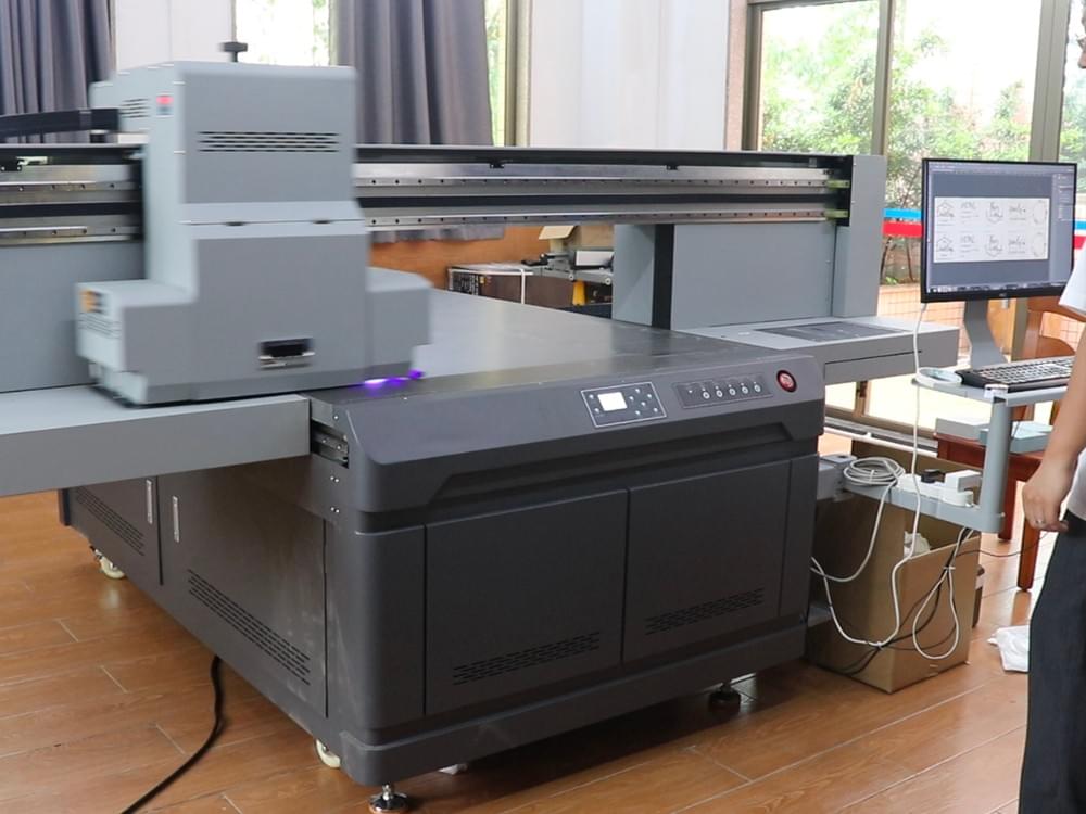 Large-format digital printing equipment in Honfar’s production workshop Large-format digital printing equipment in Honfar’s production workshop