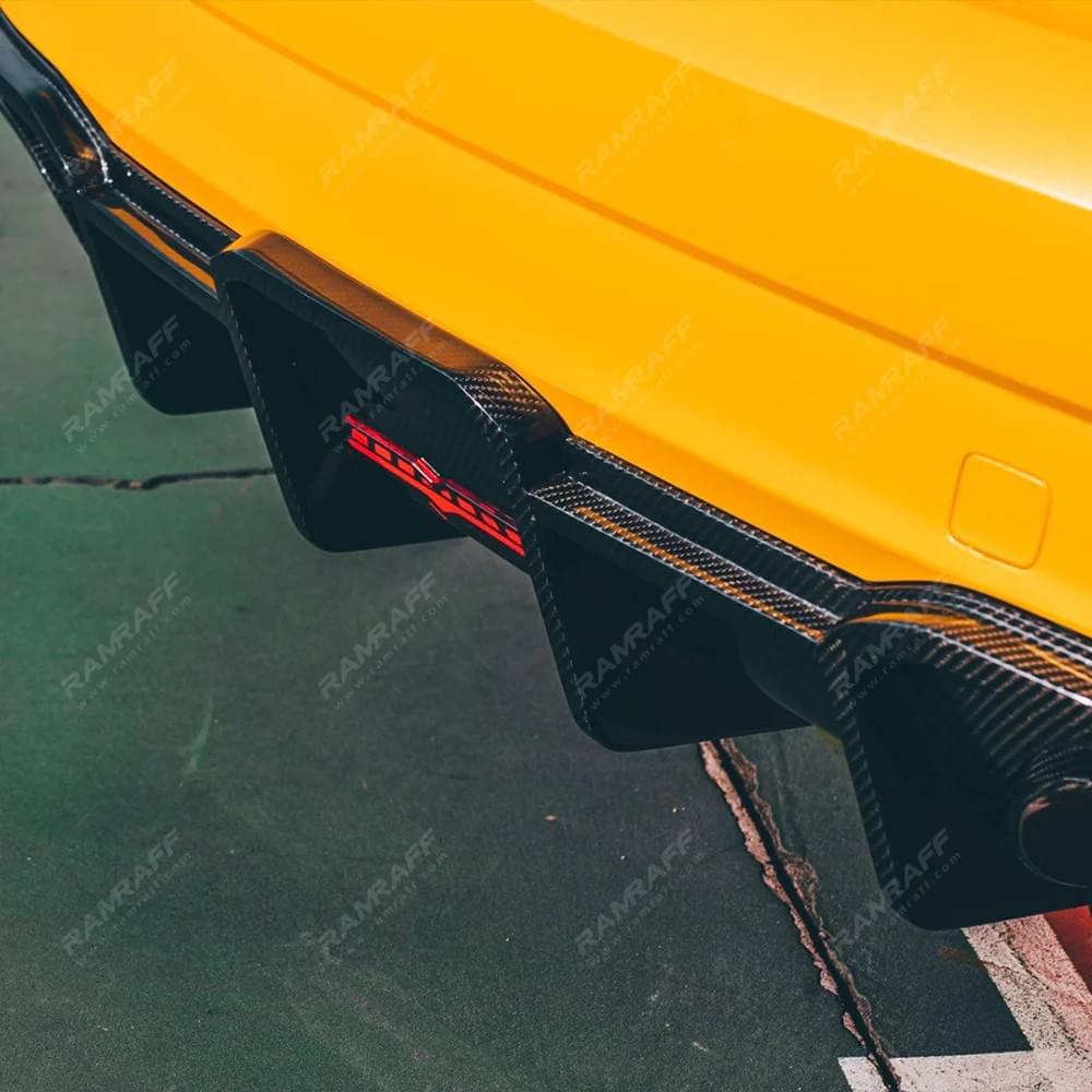 AUDI RS3 Dry carbon fiber rear lip with lamp/Faldón trasero de fibra de carbono seco con luz para 
