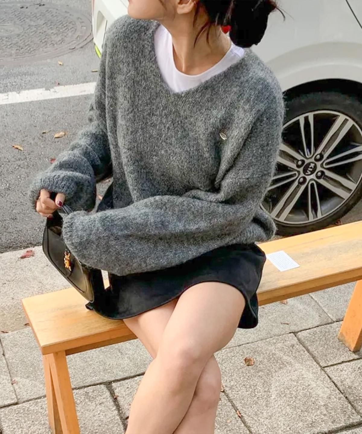 LC26AW03 小金牌V領仿馬海毛衣