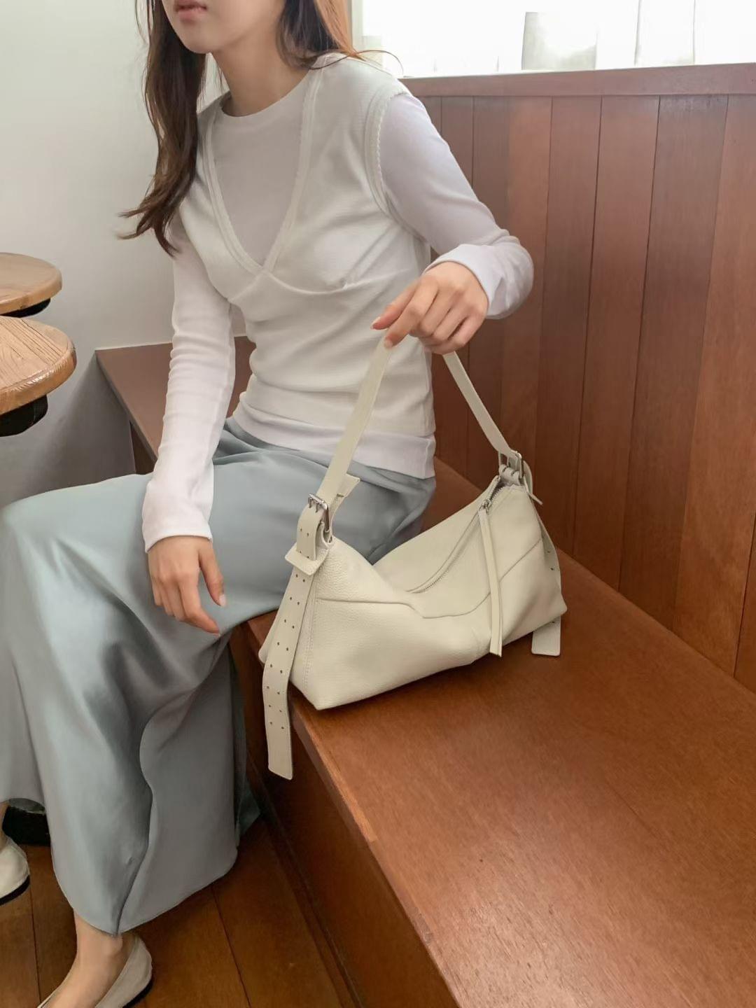 26SSB03 軟料全牛皮壓線寬肩側背包