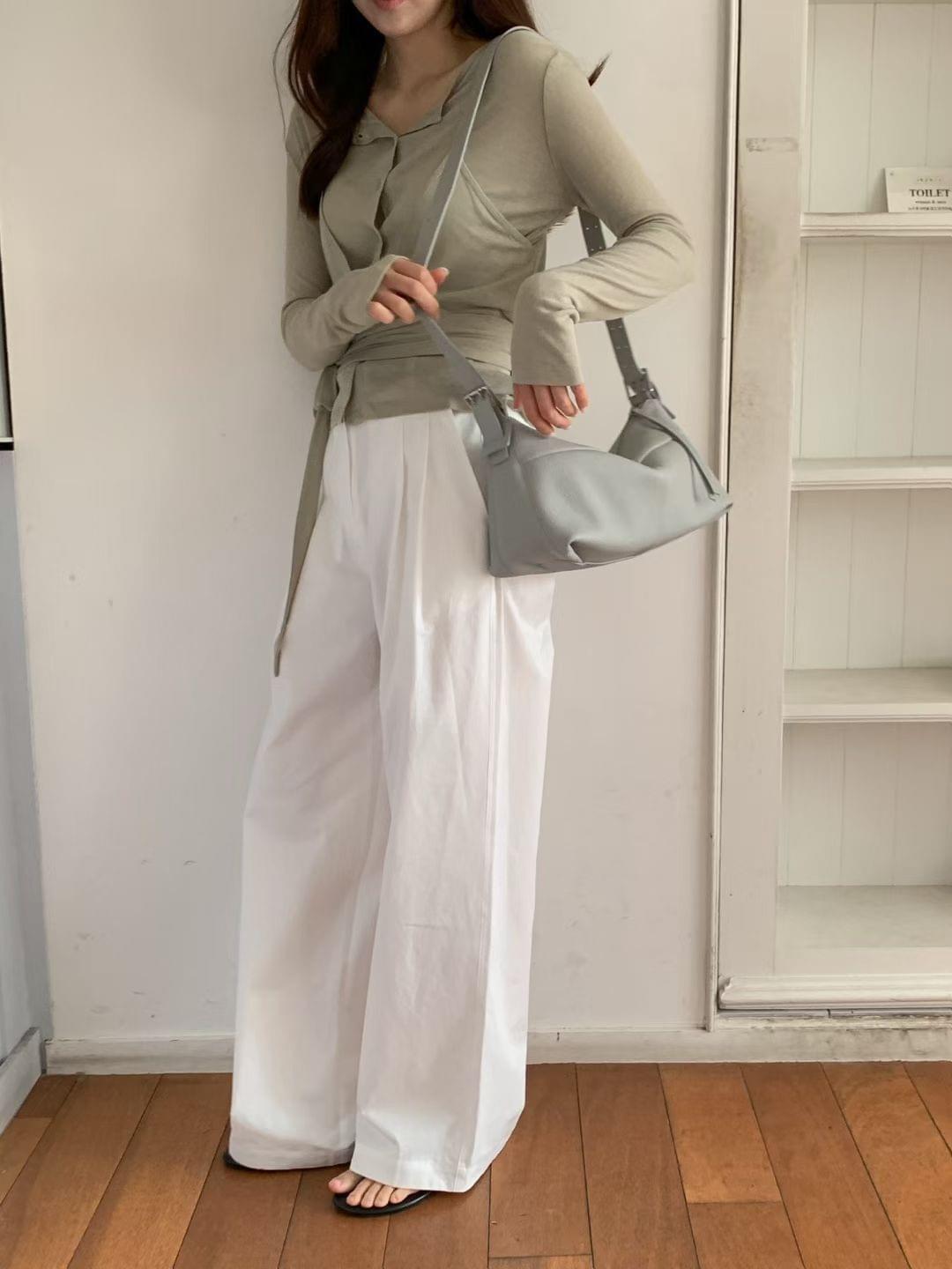 26SSB03 軟料全牛皮壓線寬肩側背包