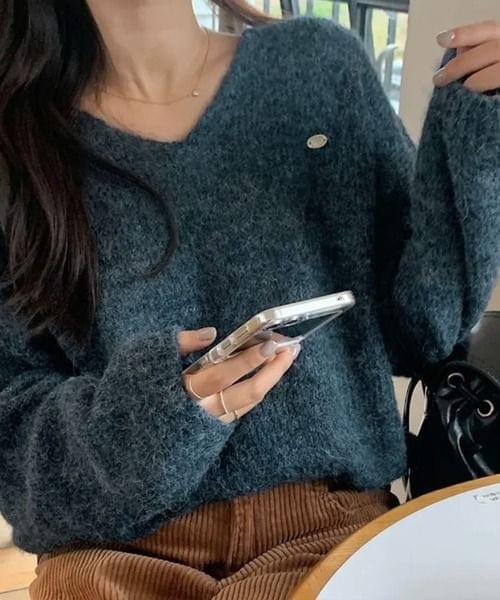 LC26AW03 小金牌V領仿馬海毛衣