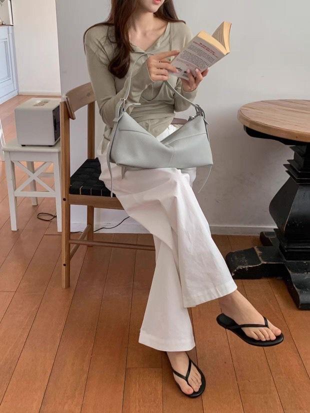 26SSB03 軟料全牛皮壓線寬肩側背包