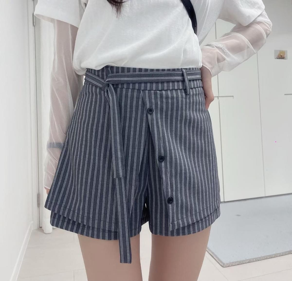 260722 條紋假兩件翻蓋短褲 附綁帶
