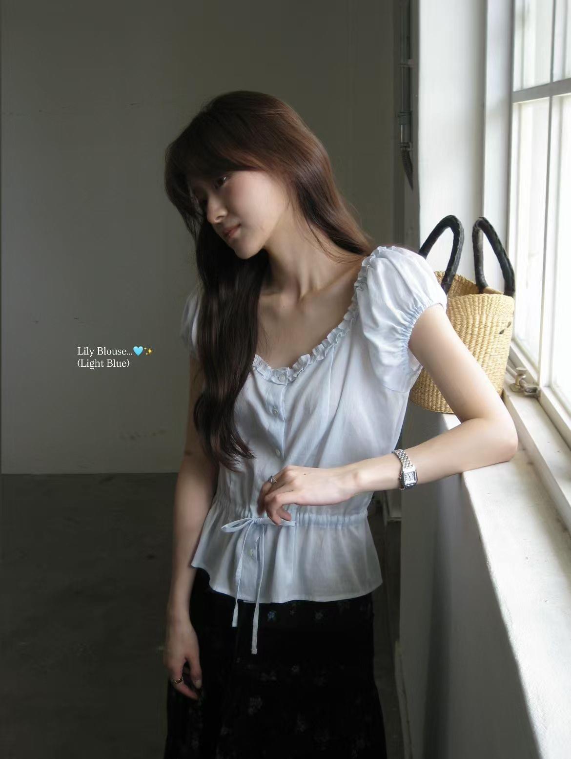 260526 100%棉質Lily 木耳領束腰襯衫