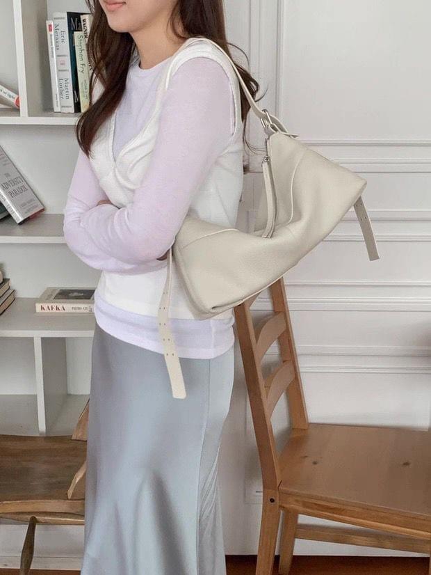 26SSB03 軟料全牛皮壓線寬肩側背包