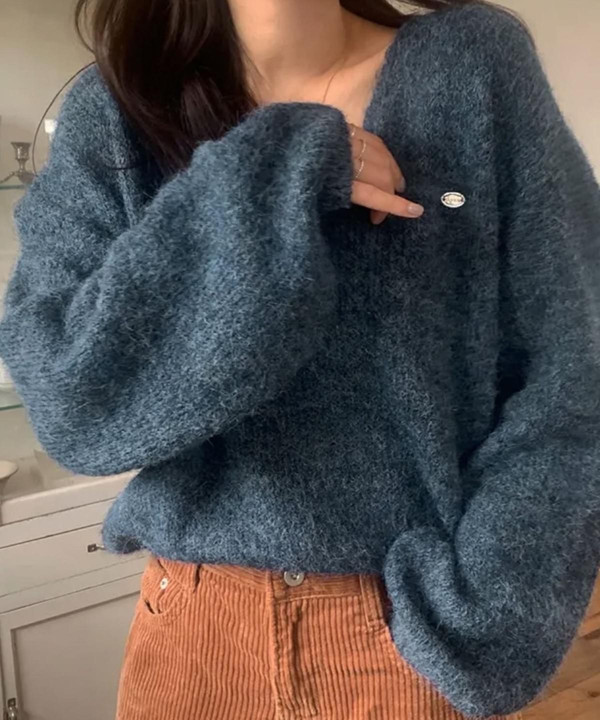 LC26AW03 小金牌V領仿馬海毛衣