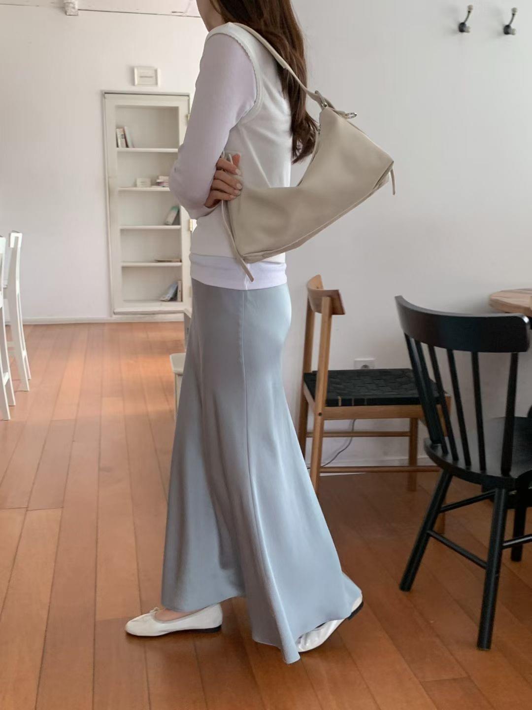 26SSB03 軟料全牛皮壓線寬肩側背包