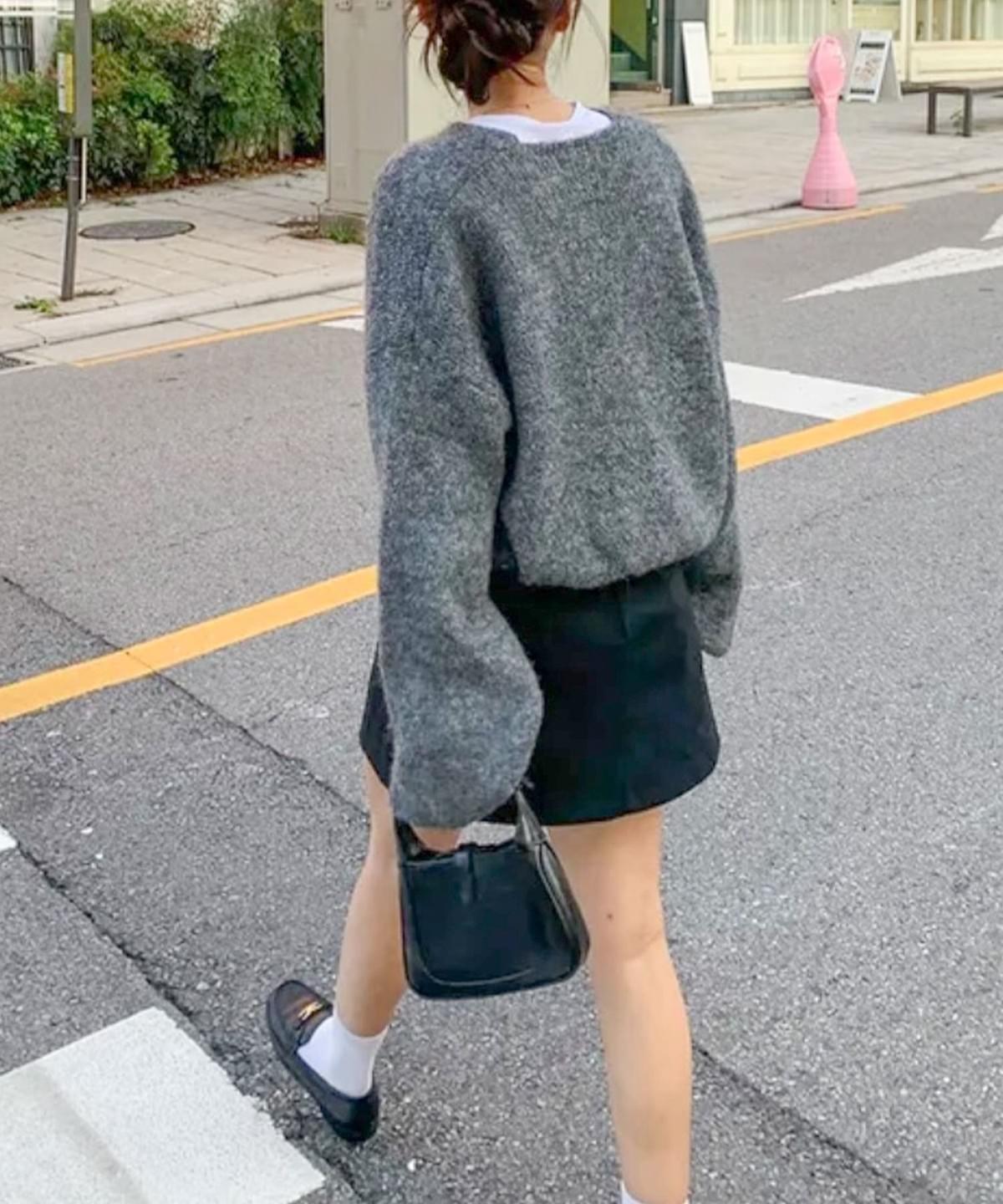 LC26AW03 小金牌V領仿馬海毛衣