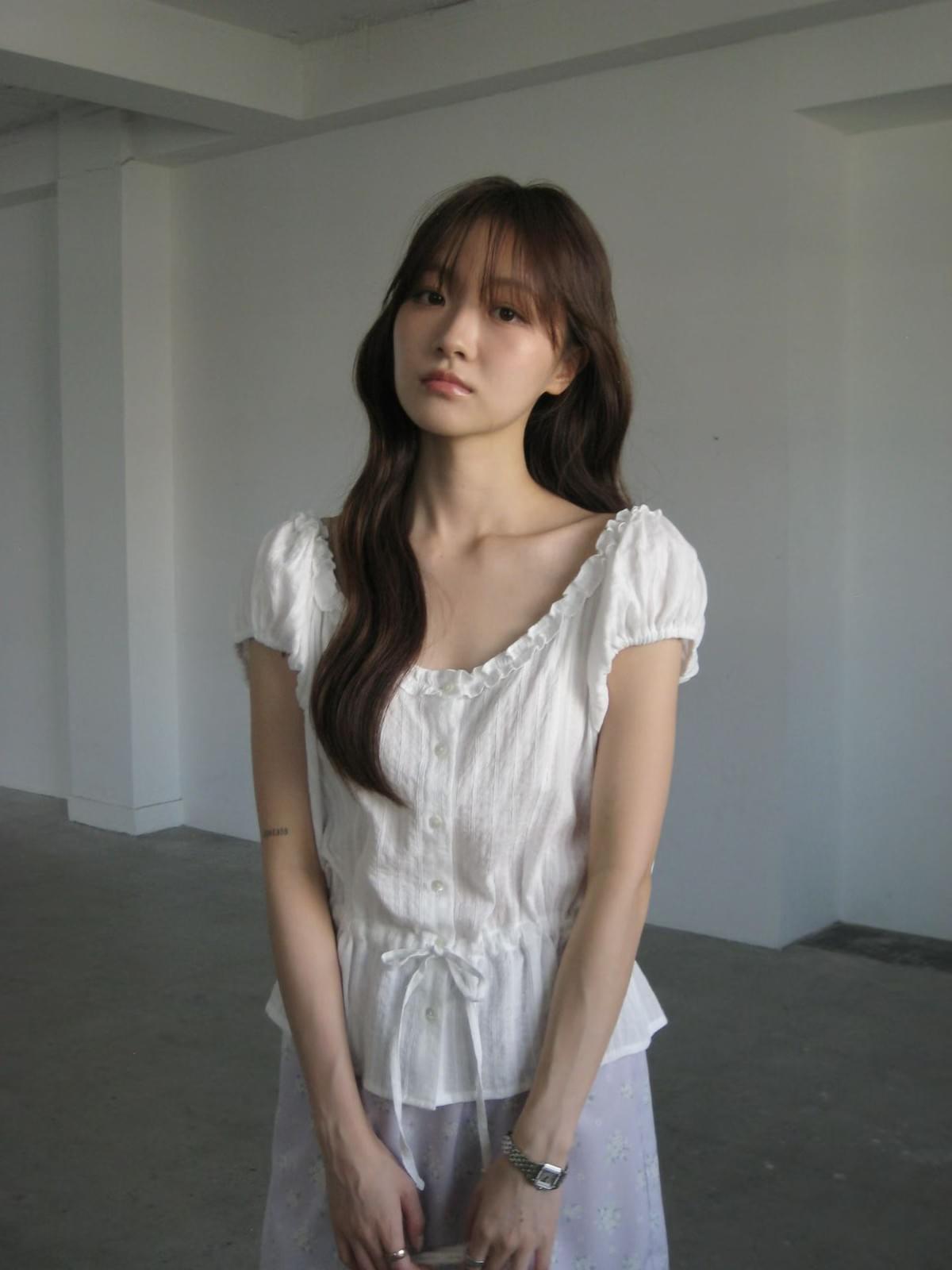 260526 100%棉質Lily 木耳領束腰襯衫