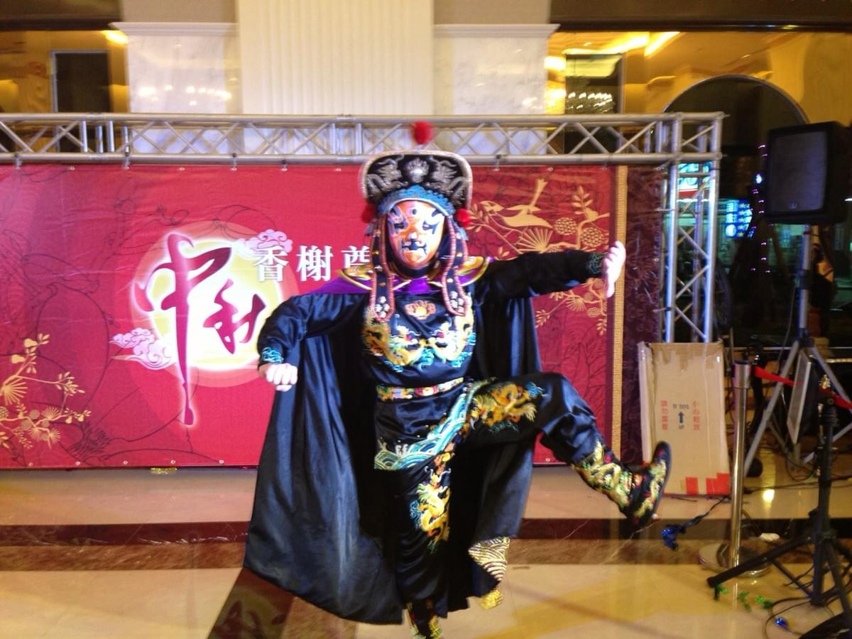 We provide professional lion dance performances, symbolizing the expulsion of evil and the avoidance of bad luck, bringing good fortune and celebration to your event. Whether it is a grand opening, celebration, or other festive activities, the lion dance can enhance the lively atmosphere. Awakening Lion Performance Our service Awakening lion, dragon dance and lion dance, traditional performance, lion formation, dragon formation, war drum performance, groundbreaking ceremony, year-end party program, New Year activities, New Year performance, wedding and funeral celebrations, various traditional performances entrusted to us Wangfu!