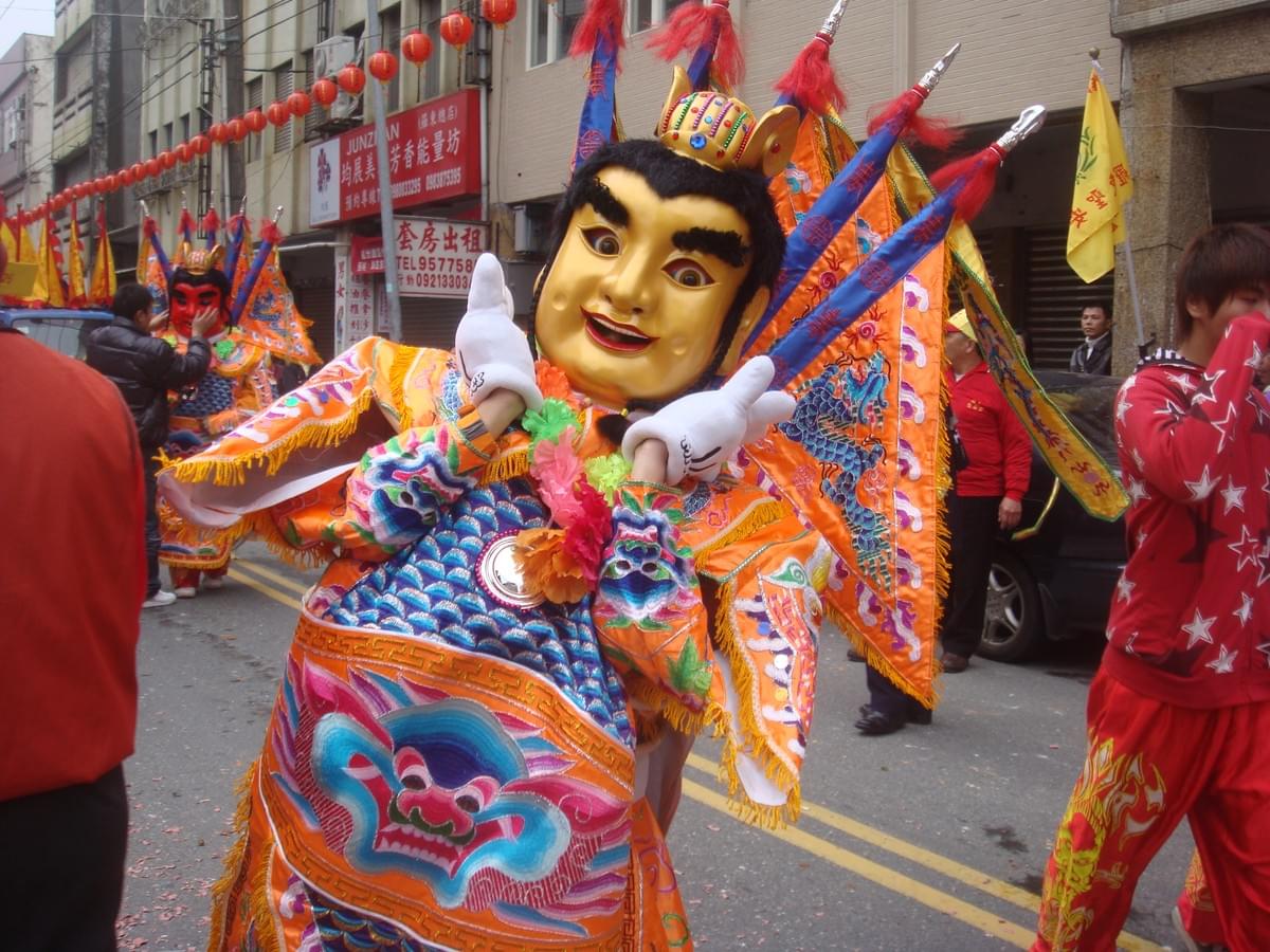 We provide professional lion dance performances, symbolizing the expulsion of evil and the avoidance of bad luck, bringing good fortune and celebration to your event. Whether it is a grand opening, celebration, or other festive activities, the lion dance can enhance the lively atmosphere. Awakening Lion Performance Our service Awakening lion, dragon dance and lion dance, traditional performance, lion formation, dragon formation, war drum performance, groundbreaking ceremony, year-end party program, New Year activities, New Year performance, wedding and funeral celebrations, various traditional performances entrusted to us Wangfu!