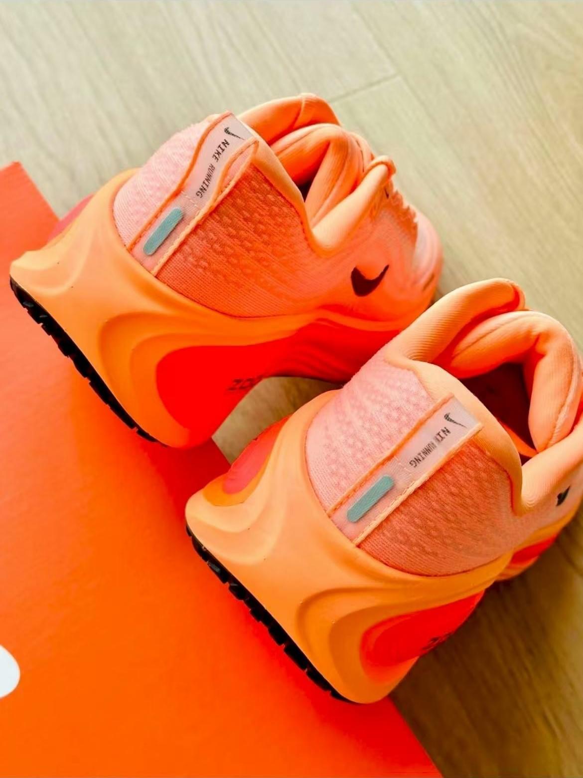 Nike Vomero Plus  [7 Colorways]