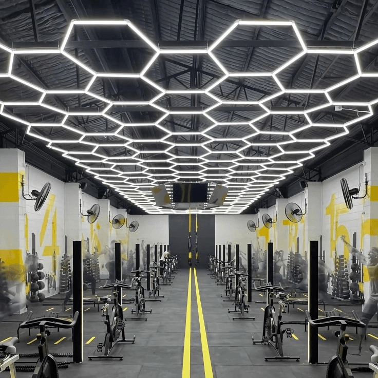 Tubes de plafonnier LED hexagonaux pour des espaces de travail polyvalents