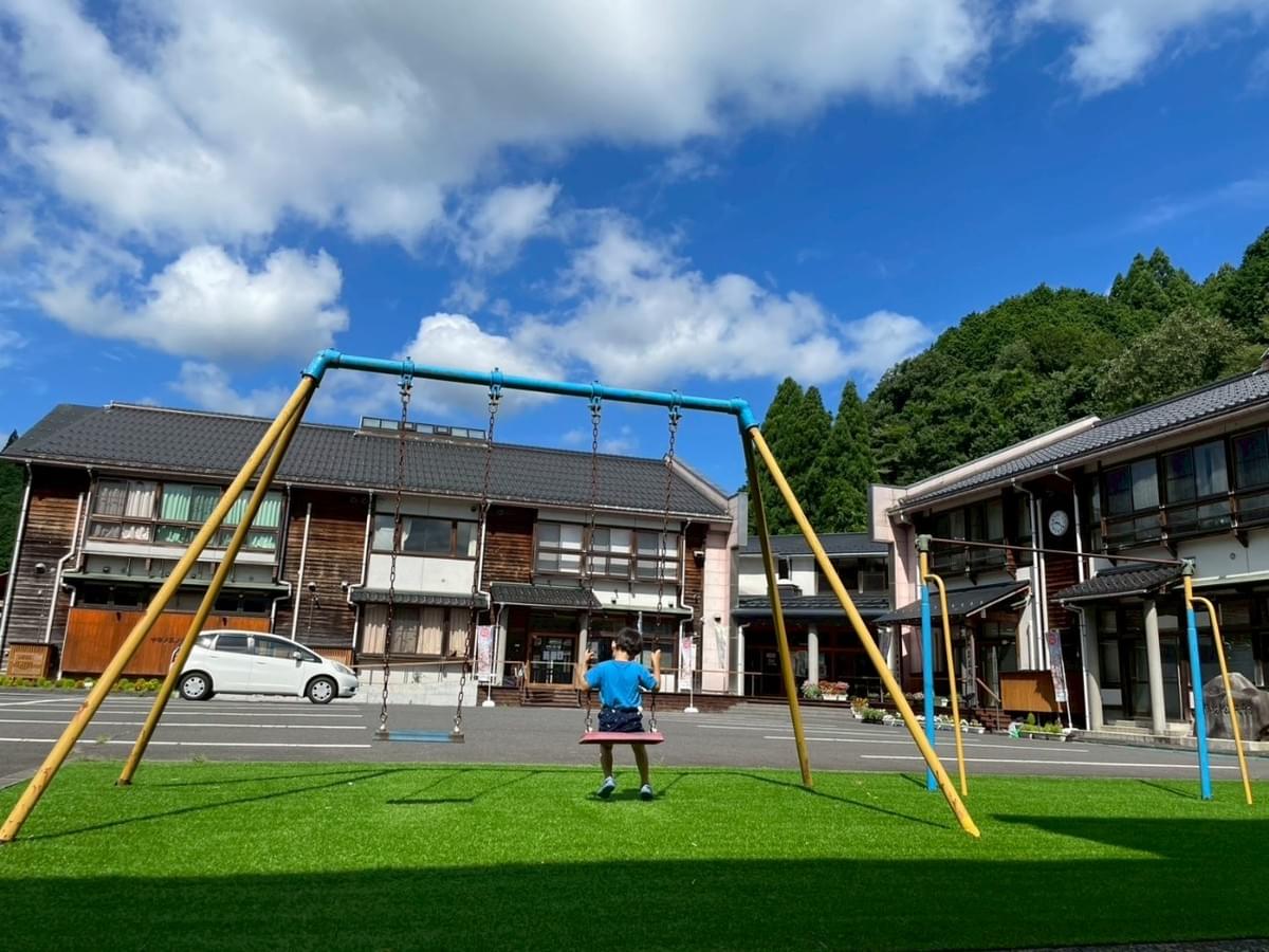 Our forest kindergarten was founded by challengers. Children are in an environment where they can challenge their own limits and grow. New discoveries are waiting! nurturing the spirit of the challenger The charm of forest kindergarten Starting nursery school study abroad at the wildest kindergarten in Japan located in Tottori Prefecture! Features are as follows: "The wildest kindergarten in Japan founded by 'challengers' Special concierge support for visits and stays Encounters that stimulate curiosity.