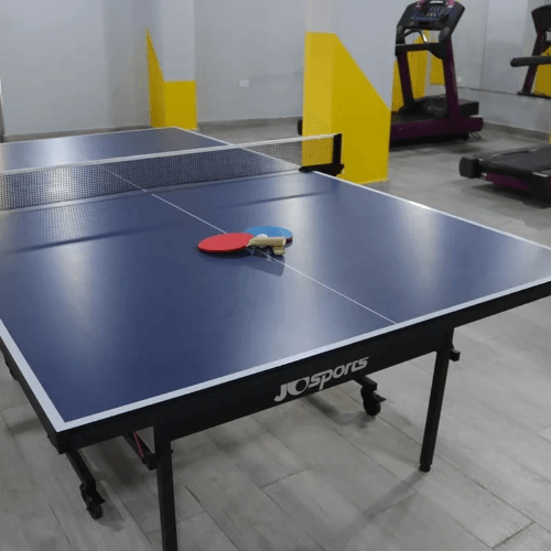 بيئة رياضية آمنة ومريحة للبنات في سكن جامعي راقٍ.