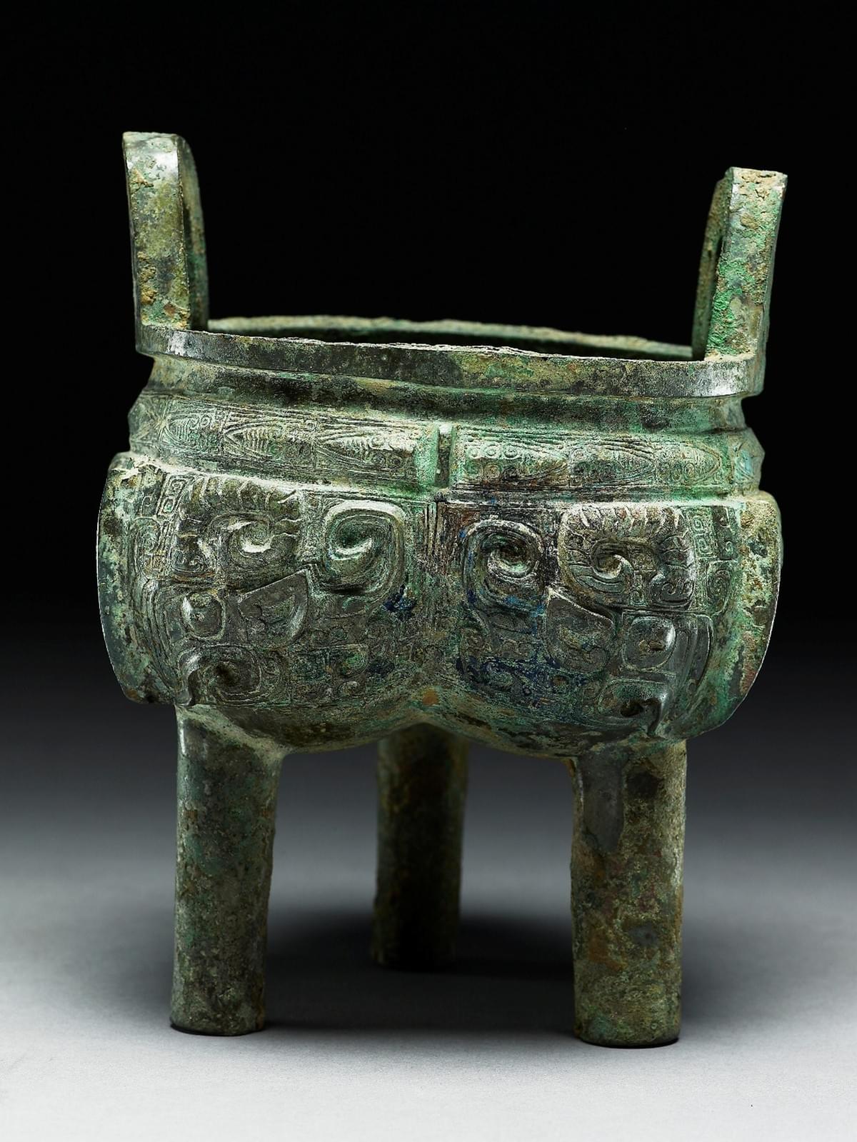 AN ARCHAIC BRONZE RITUAL FOOD VESSEL (LIDING) LATE SHANG DYNASTY