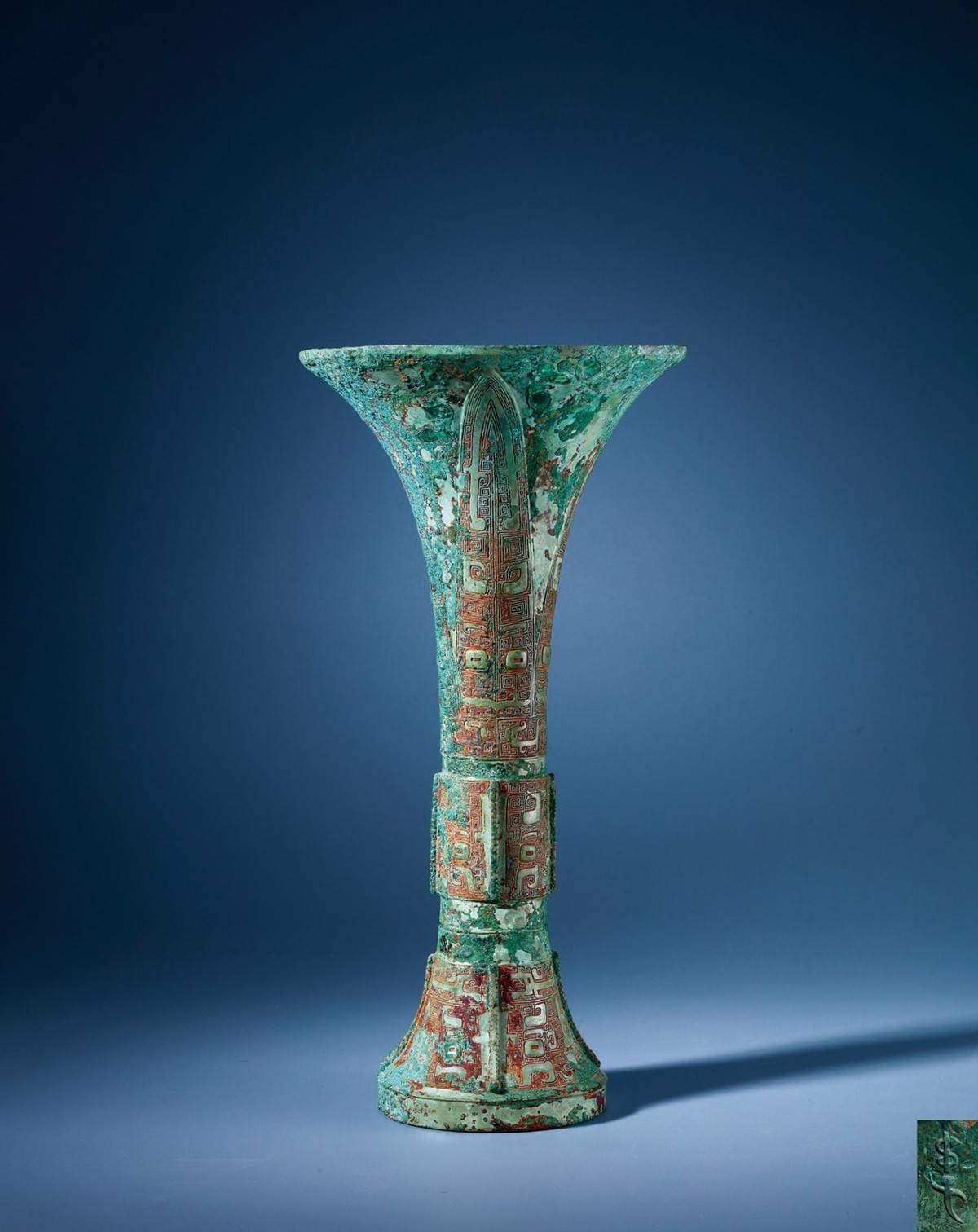 A FINE AND RARE INSCRIBED BRONZE ‘TAOTIE’ AND BANANA-LEAF DECORATED GU (青銅饕餮蕉葉紋「弔子」觚)