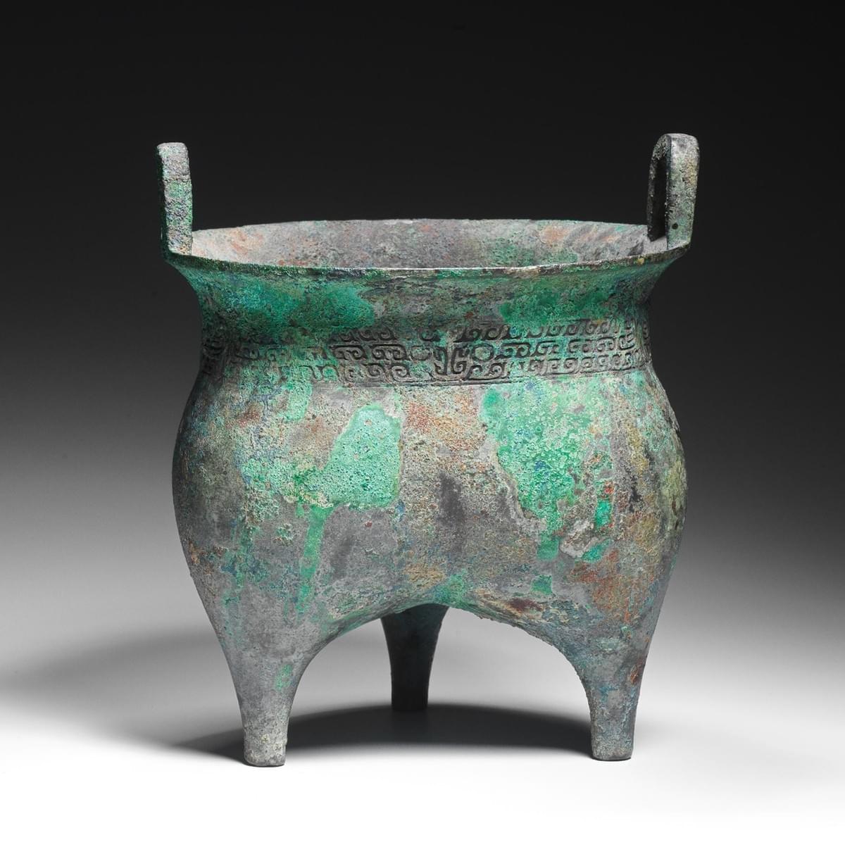 A RARE INSCRIBED BRONZE LI TRIPOD  (亯聿鬲)