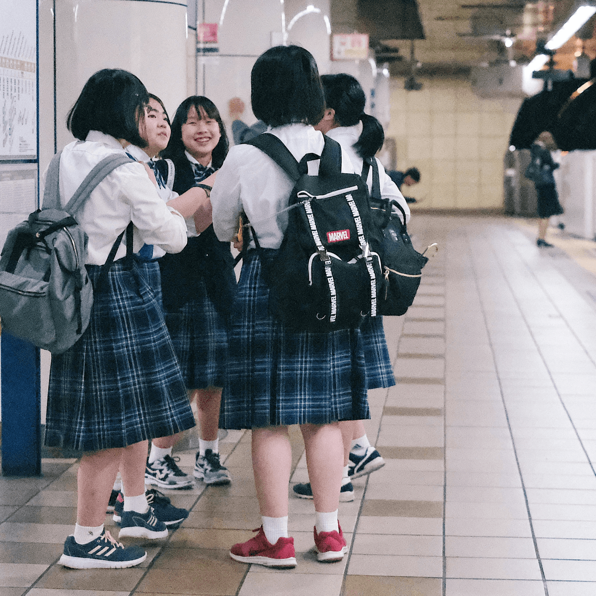 圖中的日本學生正在搭地鐵通勤。日本文部科學省2026年將大幅放寬通學時間，鼓勵跨市町村整合。