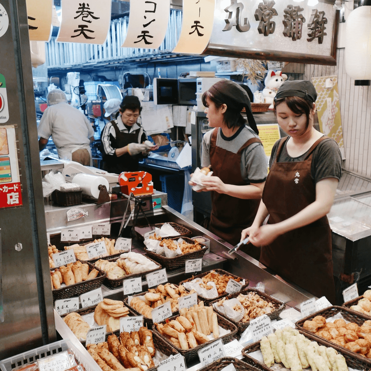 ▲日本預計2027年4月起將飲料食品消費稅降至1%，圖為日本炸物食品店家。