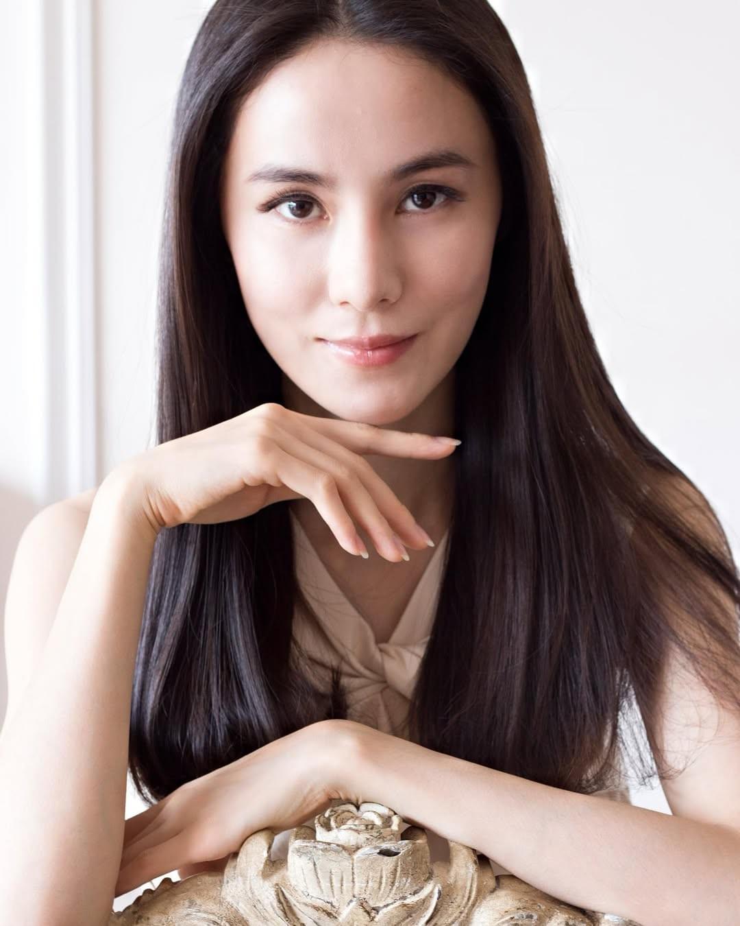 Focusing on "custom-made women's clothing," we offer a one-stop service from fabric selection, design sketches, fittings, sizing, to finished product. Focusing on the high-end custom market, we emphasize personalization, high quality, professional measurements, meticulous tailoring, and comprehensive after-sales service. We offer an elegant, professional, private, and attentive custom experience. Focusing on "custom-made women's clothing," we offer a one-stop service from fabric selection, design sketches, fittings, sizing, to finished product. Focusing on the high-end custom market, we emphasize personalization, high quality, professional measurements, meticulous tailoring, and comprehensive after-sales service. We offer an elegant, professional, private, and attentive custom experience.