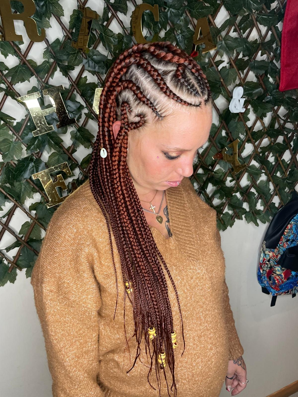 NATTES COLLEES AVEC MOTIF DEMI TETE ET LE RESTE DES TRESSES à partir de 110euro