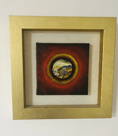 ציור מופשט עם מעגל מרכזי ובתוכו נוף קטן, בגוונים אדומים וצהובים