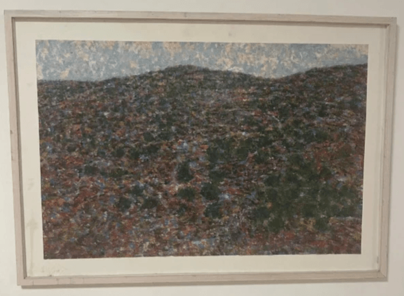 ציור נוף מופשט עם מרקם צפוף בגוונים ירוקים, חומים וכחולים