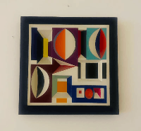 ציור מופשט עם צורות גיאומטריות צבעוניות במסגרת מרובעת