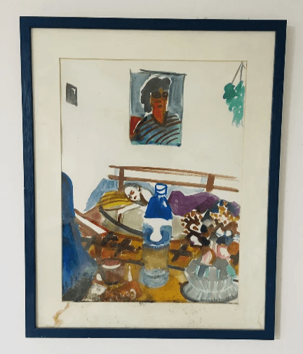 ציור של טבע דומם על שולחן עם בקבוק מים, חפצים צבעוניים ודיוקן תלוי ברקע