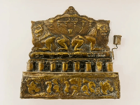 חנוכייה מברונזה עם תבליט אריות, כתובות עבריות ועיטורים מסורתיים