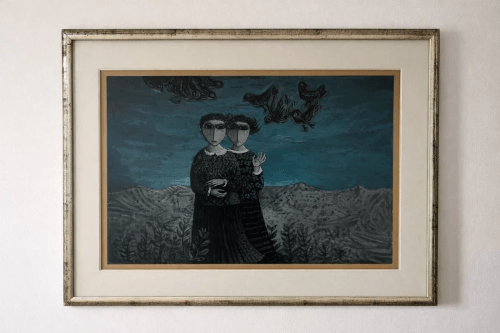 ציור של שתי דמויות עומדות בנוף הררי, עם ציפורים בשמיים ברקע כחול