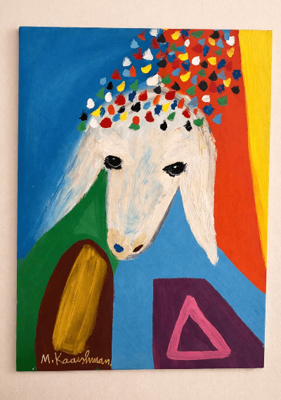 ציור מופשט של דמות בעלת פנים לבנות עם כתמי צבע צבעוניים ורקע כחול, אדום וצהוב