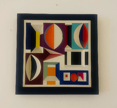 ציור מופשט עם צורות גיאומטריות צבעוניות במסגרת מרובעת