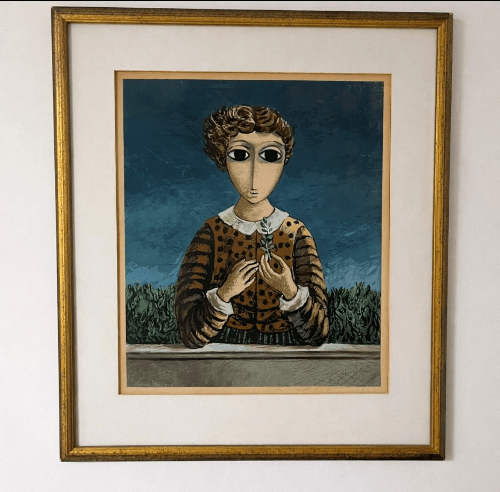 ציור של דמות יושבת ומחזיקה ענף קטן בידיה, על רקע כחול וצמחייה