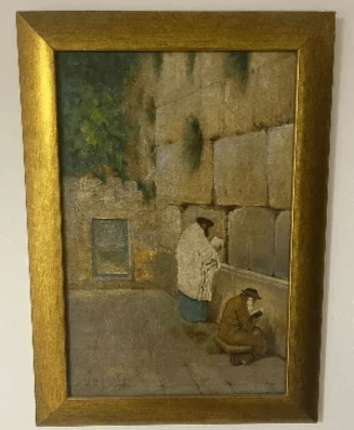 ציור של שתי דמויות מתפללות ליד קיר אבן בירושלים, אחת עומדת ואחת יושבת