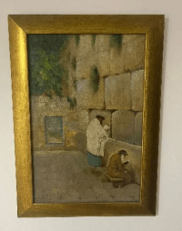 ציור של שתי דמויות מתפללות ליד קיר אבן בירושלים, אחת עומדת ואחת יושבת