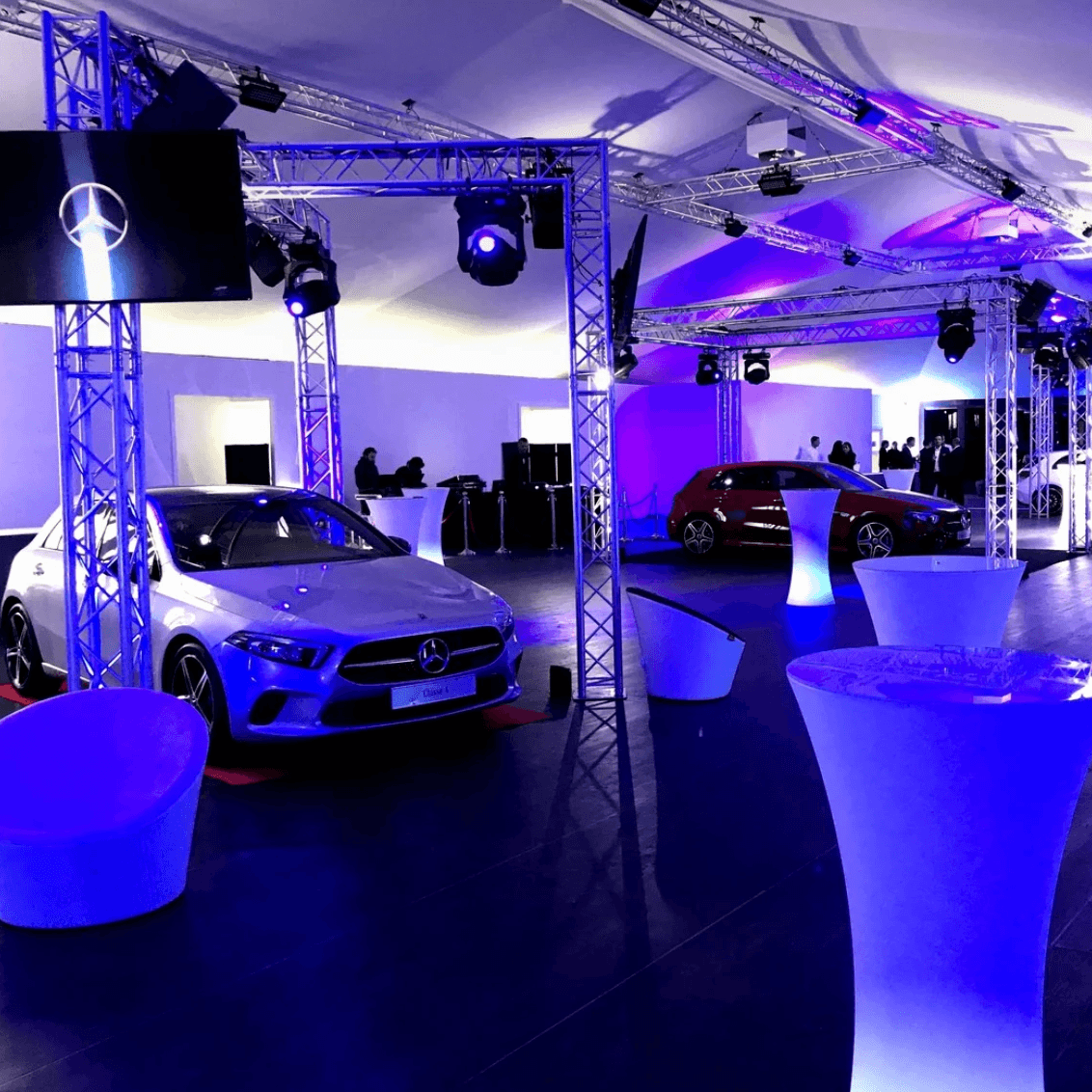 voitures illuminées par des lumières bleues 