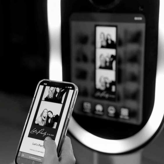 photobooth avec des personnes se prenant en photo