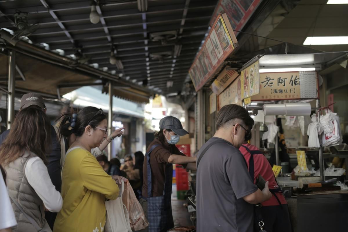 Food goers falling in line as part of the hawker etiquette. 
