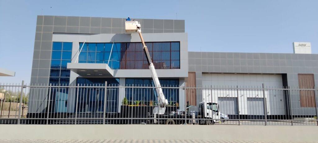 شركة تنظيف واجهات زجاج بالرياض باستخدام أحدث المعدات واجهة لامعة