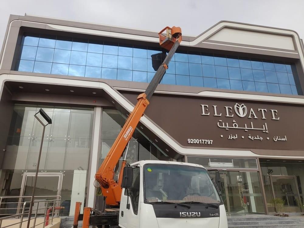 شركة تنظيف واجهات زجاج بالرياض باستخدام أحدث المعدات