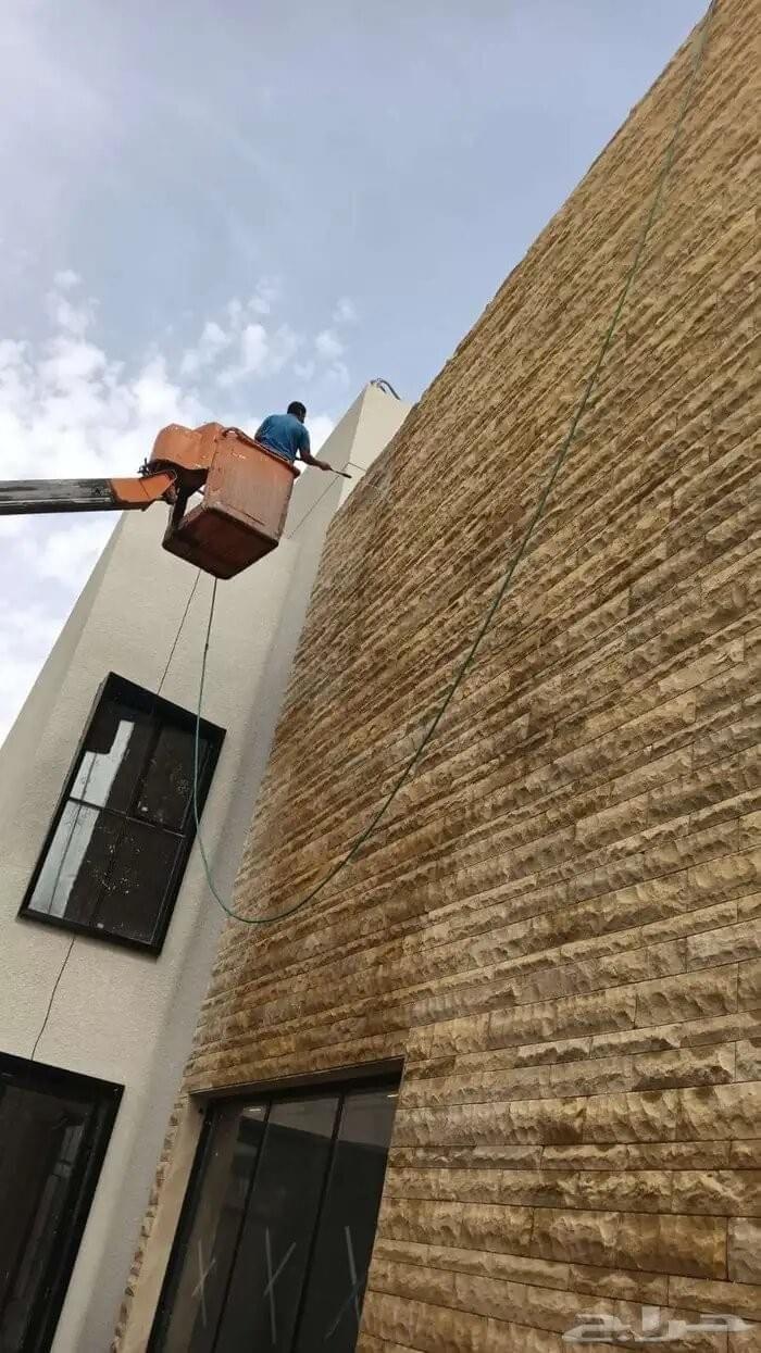 فريق من العاملينلدى الوسطى المتجددة كلين يهتمون بتنظيف زجاج ونوافذ فلل بالرياض بواسطة رافعة حديثة لدى الوسطى المتجددة كلين