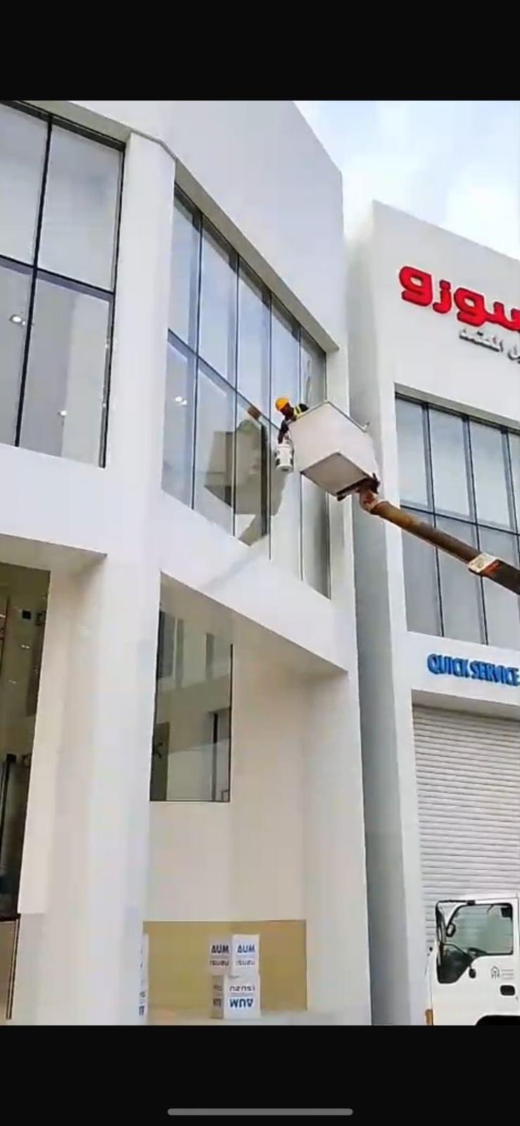 alt="تلميع زجاج الواجهات للمحلات التجارية بالرياض 0537152990"