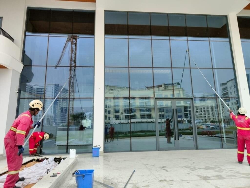 alt="شركة تنظيف واجهات المباني بالرياض الوسطى المتجددة كلين"