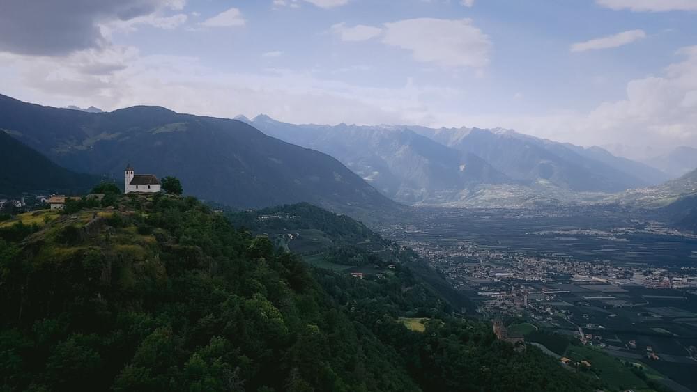Lauftaufnahme mit Blick Richtung Meran